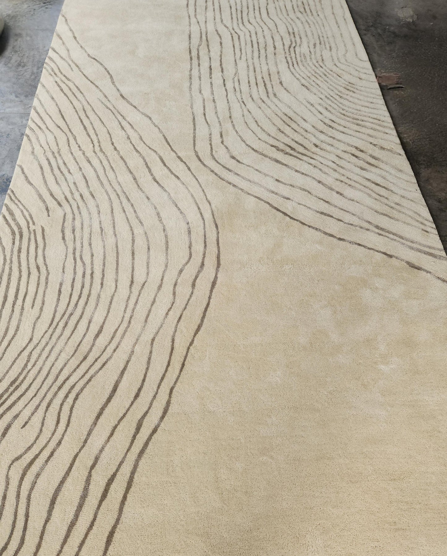 Hand-Tufted Wool Area Rug: Cream and Brown Minimalist Design
