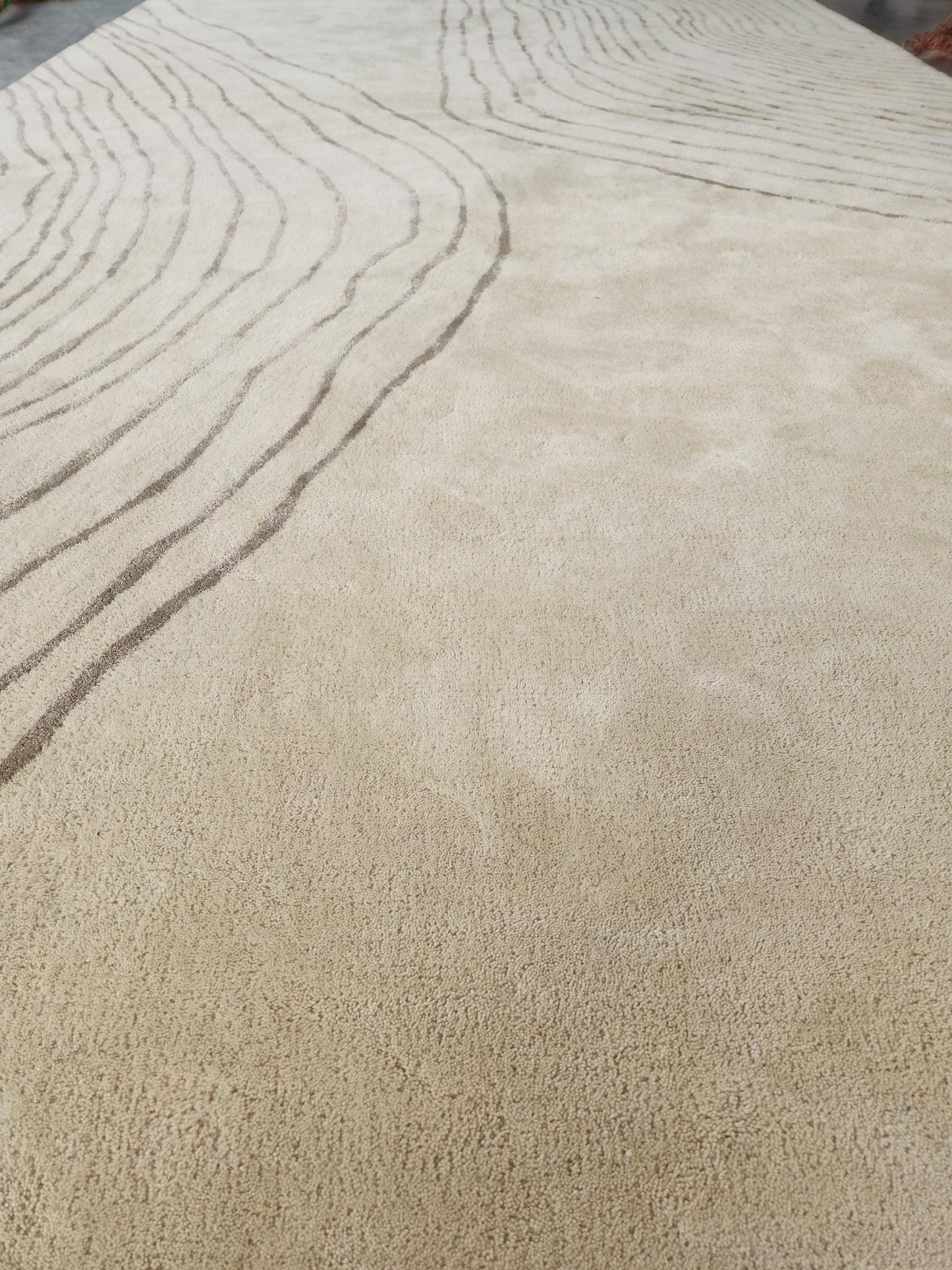 Hand-Tufted Wool Area Rug: Cream and Brown Minimalist Design