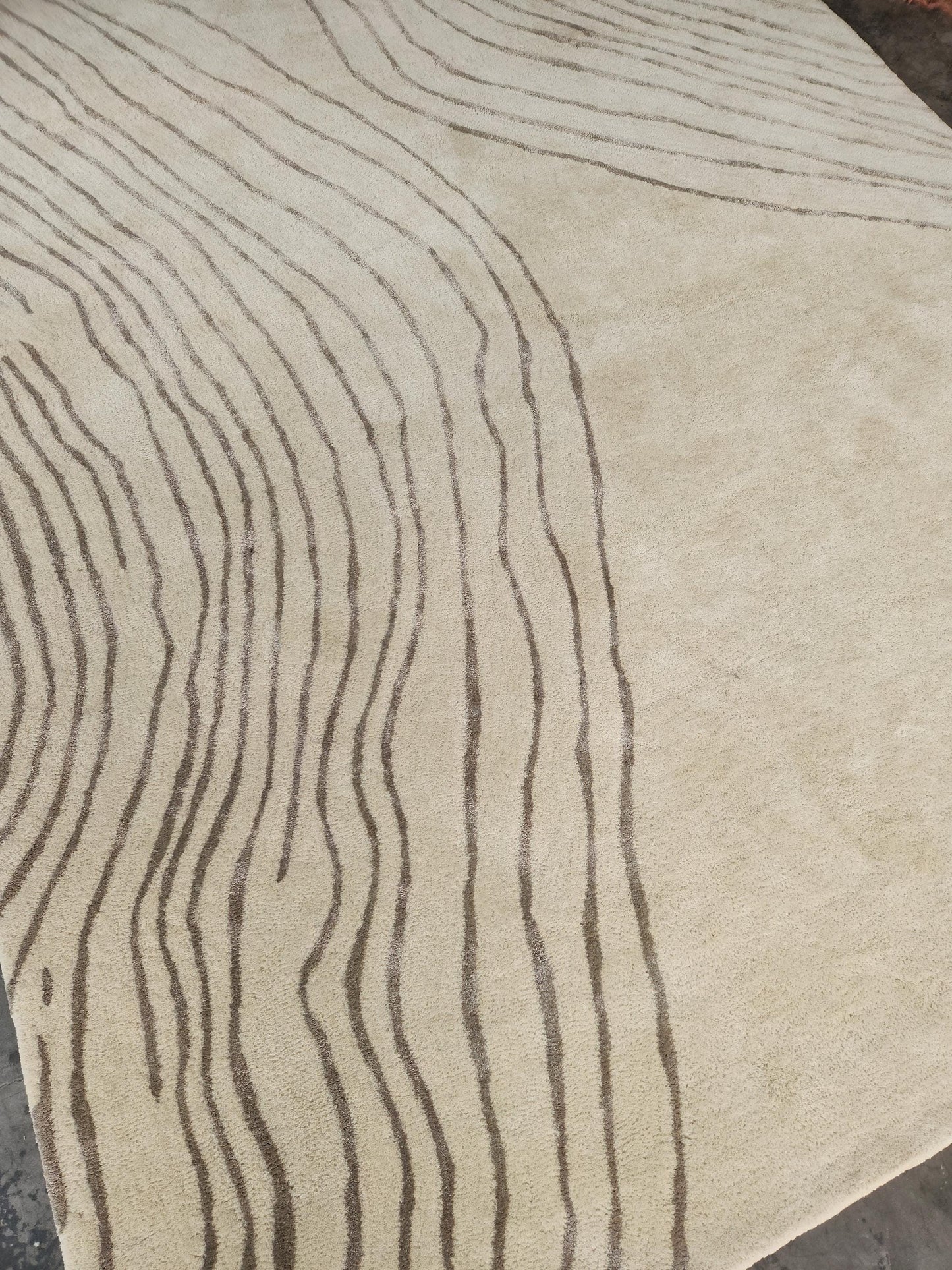 Hand-Tufted Wool Area Rug: Cream and Brown Minimalist Design